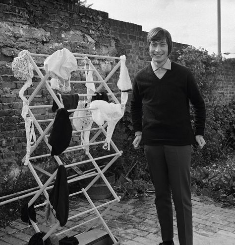 Charlie Watts with the washing in Lewes, Sussex Jerry Schatzberg, Terry O Neill, Bill Wyman, Rollin Stones, Ron Woods, Marianne Faithfull, Charlie Watts, Stone Gallery, Yoko Ono