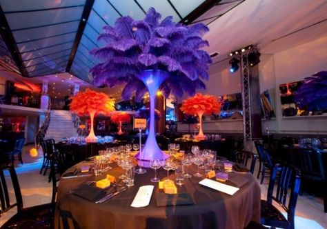 Feather Centerpiece Wedding, Centerpiece Purple, Ostrich Feather Centerpieces, Masquerade Party Decorations, Feather Centerpieces, Vegas Theme, Feather Wedding, Peacock Wedding, Table Styling