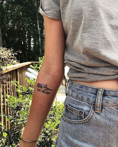 Roman Numeral Wrist Tattoo, Datum Tattoo, Tato Salib, Tattoo Placements, Roman Numeral Tattoos, Shape Tattoo, Lucet, Tattoo Rose, Inspiration Tattoos