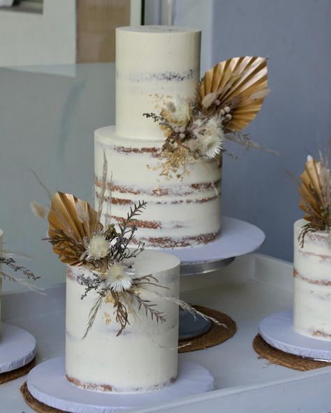 Rustic semi-naked wedding cake with dry flowers & matching trio of in-law gifting cakes. 💒 🤍 . . . . #oombako #oombakooutlet #richardsbay #richardsbaybaker #southafricanbaker #southafricancakes #southafricanweddings #southafricanweddingcakes #rusticwedding #rusticweddingcake #dryflowers #dryflowercake #nakedweddingcake Cake With Dry Flowers, Country Wedding Cakes Rustic, Country Wedding Cake Ideas, Copper Wedding Cake, Chocolate Grooms Cake, Wedding Cakes Rustic, Country Wedding Cake, Classy Wedding Cakes, Matching Trio