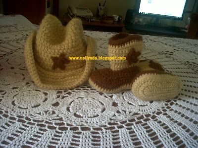 NELLYNDA: BOTAS VAQUERAS Y SOMBREROS PARA BEBE EN CROCHET Cowgirl Party, Crochet Bebe, Baby Shoes, Crochet Earrings, Cowboy, Hello Kitty, Crochet Hats, Baby Shower, Kitty