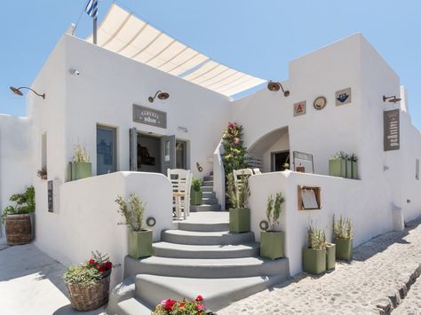 Coffee shop in Santorini, Greece Traditional Cafe, Mediterranean Cafe, Greek Cafe, Cafe Exterior, Santorini House, Spring Gardens, Outdoor Restaurant Design, Restaurant Patio, Cafe Shop Design