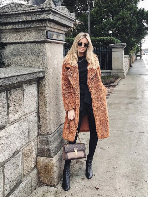 What to Pack for Ireland, According to a Local Ireland Outfits, Scotland Outfit, Dublin Fashion, Ireland Fashion, Fluffy Coat, Jackets Men Fashion, Autumn Outfits, Inspiration Fashion, Instagram Foto