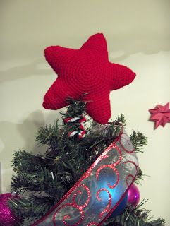 Free Crochet Pattern - Christmas Star Tree Topper Crochet Christmas Tree Topper, Crochet Tree Topper, Diy Christmas Tree Garland, Tree Star Topper, Christmas Tree Topper Star, Christmas Tree Crochet, Knitting Christmas, Crochet Christmas Trees Pattern, Tree Crochet