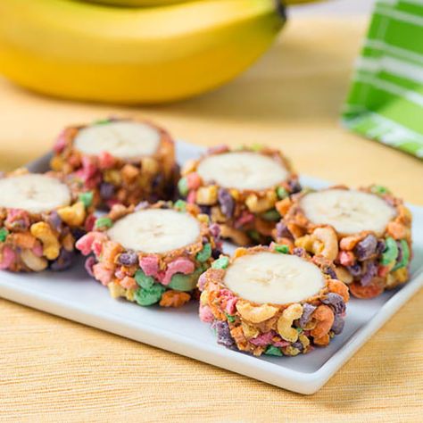 Banana with peanut butter and crush cereal sushi Banana Sushi Rolls, Fruit Snack Recipe, Sushi For Kids, Banana Sushi, Dessert Sushi, Ready Set Eat, Peanut Butter And Banana, Mini Chef, Fun Kids Food