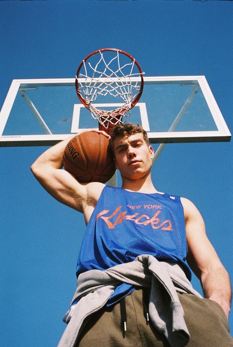 Photo Basket, Derek Chadwick, Basketball Pictures Poses, Sports Photoshoot, Basketball Senior Pictures, Foto Sport, Basketball Shooting, Basketball Photos, Mens Photoshoot Poses