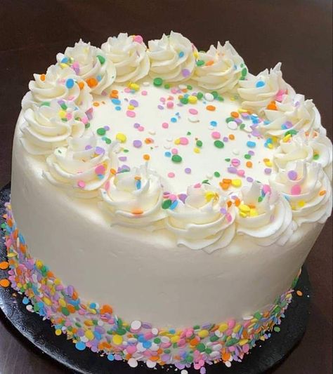 100s And 1000s Cake, Easy Diy Cake Decorating Ideas, Circle Cake Ideas Simple, Simple Round Cake Designs, Simple Decorated Cakes, Round Cake Designs, Easter Cake Designs, Funfetti Birthday Cake, Round Birthday Cakes