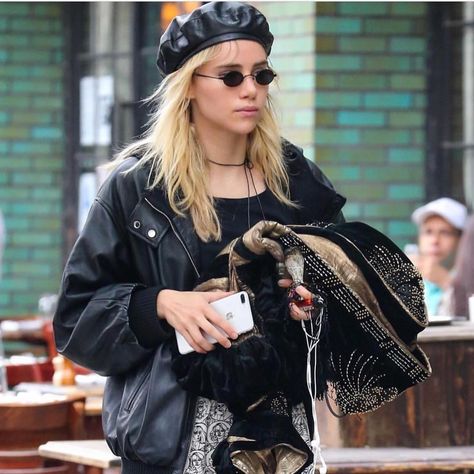 Suki Waterhouse on Instagram: “coat/phone/headphones/sage/lighter” Leather Beret Outfit, Baret Hat Outfit, Beret Outfit, Leather Beret, Outfit Grunge, Hat Outfit, Suki Waterhouse, Outfits With Hats, Fashion Fits