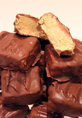 Wilde in the Kitchen: Peanut Butter Nougat Bars Popcorn Candy Bar, Nougat Bars, Nougat Recipe, Candy Recipes Homemade, Chocolate Candy Melts, Sweet Treats Recipes, Cookie Bar Recipes, Homemade Candies, Candy Desserts