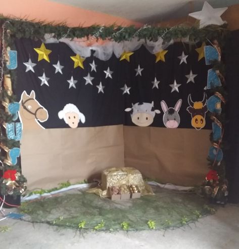 Escenario para dramatización del nacimiento de Jesús Christmas Nativity Scene Diy, Jesus Birthday Party, Nativity Scene Diy, Church Christmas Decorations, Nativity Story, Christmas Manger, Diy Nativity, Christmas Nativity Set, Jesus Birthday