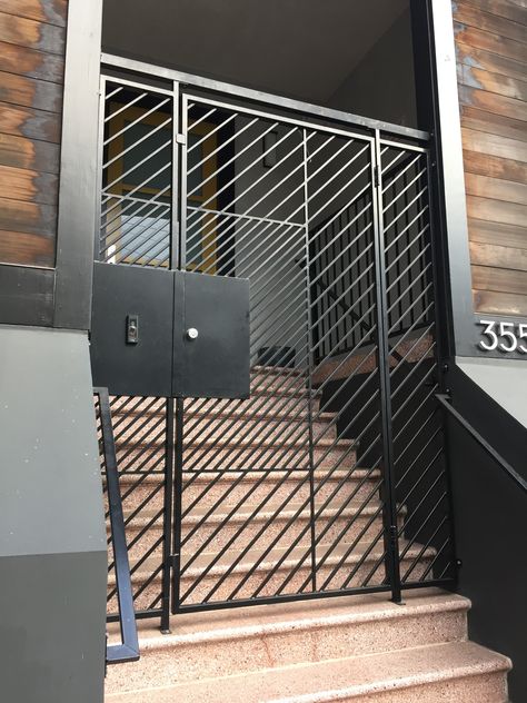 Metal Security Gate, Apartment Grill, Indoor Gates, Metal Fence Gates, Window Grill Design Modern, Entry Gate, Steel Front Door, Modern Home Offices, Stairs Design Interior