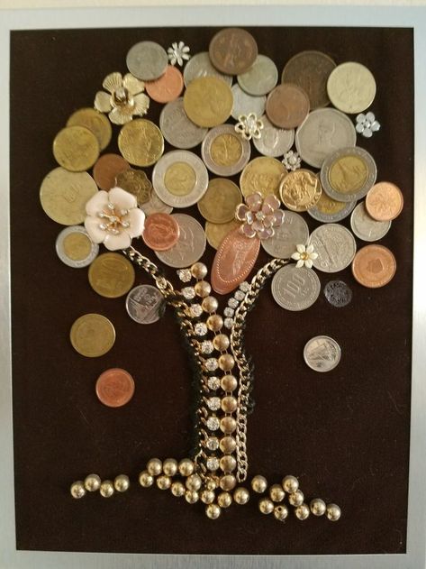 Jewelry Tree Craft, Coin Crafts, Key Crafts, Old Jewelry Crafts, Ikea Hallway, Costume Jewelry Crafts, Vintage Jewelry Repurposed, Metal Artwork Wall, Coin Art