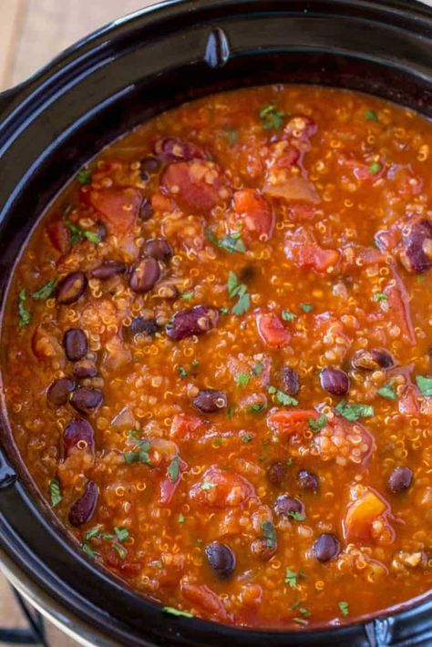 Quinoa Chili Recipe, Slow Cooker Quinoa, Vegetarian Quinoa Chili, Quinoa Chili, Chili Relleno, Vegan Slow Cooker, Vegetarian Crockpot Recipes, Vegetarian Quinoa, Chili Recipe Crockpot