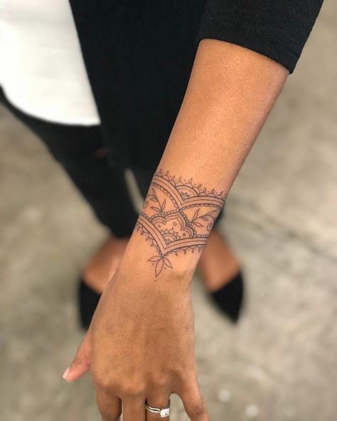 elegante Damentattoos Handgelenk Women Cuff Tattoo, Mandala Tattoo Women Arm, Womens Bracelet Tattoos, Mandala Tattoo Wrist For Women, Bracelet Mandala Tattoo, Tattoo Cuffs For Women, Boho Wrist Tattoo, Wrap Around Wrist Tattoo Bracelets, Bracelet Tattoos For Women Wrist