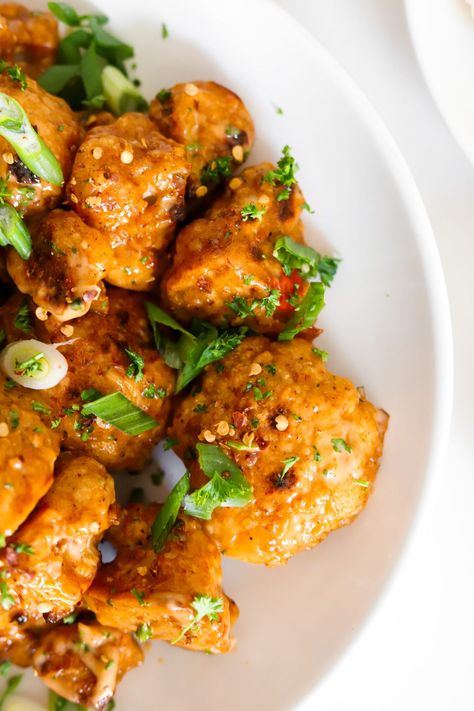 Bang Bang Cauliflower - Moribyan Bang Bang Cauliflower, Bar Snacks, Veggie Dinner, Baked Cauliflower, Dinner Sides, Mediterranean Dishes, Sweet Chili Sauce, Healthy Dinners, Perfect Appetizers