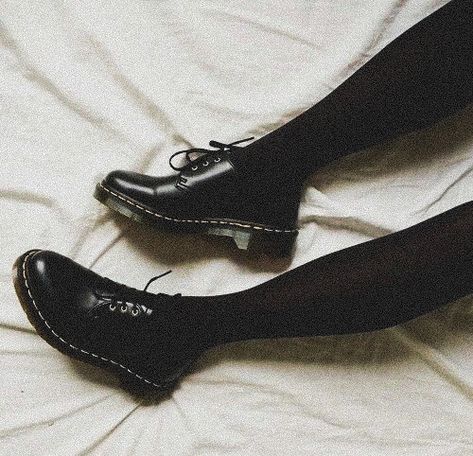 (Pls ask for credits if this is your picture) Edit by @where.have.yall.been.at #darkacademia #academia #moodboard #dark #darkaesthetic #warmaesthetic #aesthetic #aestheticedits #darkart #slytherinaesthetic Dark Academia Shoes, Academia Moodboard, Men Aesthetics, Dark Academia Aesthetic Fashion, Academia Shoes, Dark Academia Aesthetic Outfit, 40s Mode, Fashion Dark Academia, Vintage Academia