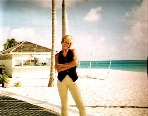 Princess Diana at K Club Barbuda April, 1997 Princess Diana 1997, Diana Dodi, Princess Diana Images, The Last Princess, Last Holiday, Princess Diana Family, Princess Diana Photos, Princes Diana, Lady Diana Spencer