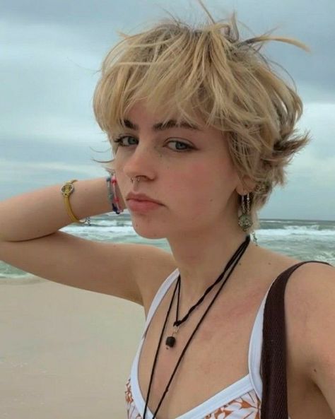 L o r e e e h h Haircuts For Really Short Hair, Fem Short Haircut, Shag Pixie Cut, Gay Hairstyles, Short Punk Haircuts, Gay Haircut, Queer Hair, Androgynous Hair, Short Grunge Hair