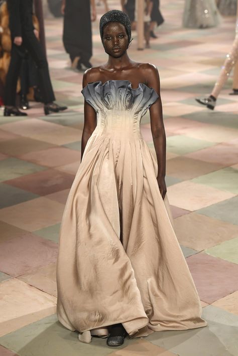 Christian Dior Couture Spring 2019 [PHOTOS] – WWD Dior 2020 Haute Couture, Mermaidia Aesthetic, Dior Haute Couture 2022, Dior Spring Couture, Christian Dior Fall 2022 Couture, Christian Dior Original Designs, Christian Dior Spring 2021 Couture, Dior 2021, Long Party Gowns