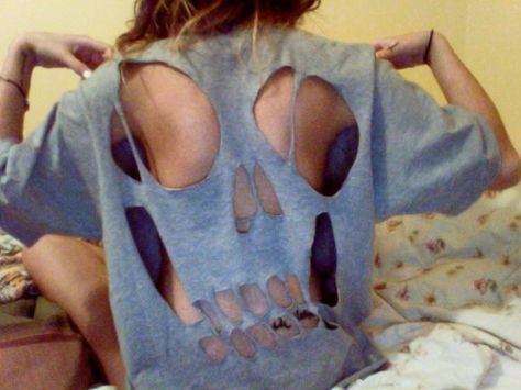 gray open back shirt! Skull Cutout, Diy Clothes Design, Lindsay Lohan, Ropa Diy, Skull Shirts, Mode Inspo, Cut Shirts, Dream Clothes, Upcycle Clothes