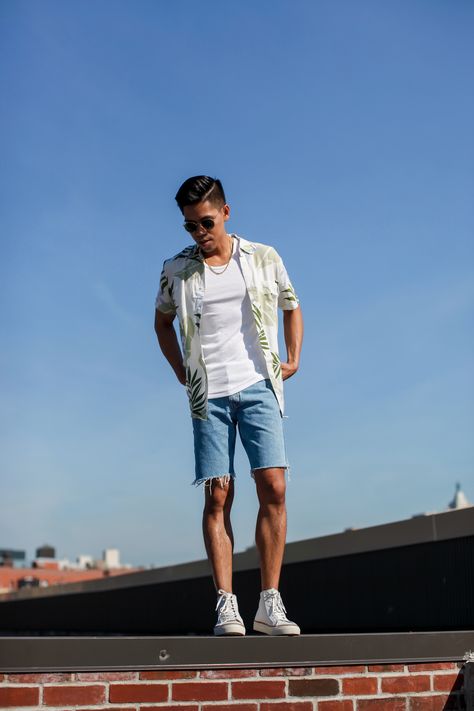 mens denim shorts street style Mens Jean Shorts Outfits, Men Outfit Street Styles, Jean Shorts Men Outfit, Denim Shorts Street Style, Jean Shorts Outfits, Shorts Street Style, Denim Shorts Men, Jean Short Outfits, Blue Shorts Men