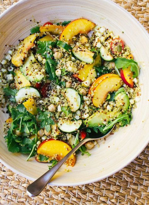 GRILLED PEACH, CORN & ZUCCHINI QUINOA SALAD + LEMON-BASIL VINAIGRETTE - THE SIMPLE VEGANISTA Zucchini Quinoa, Grilled Peaches, Quinoa Recipes, Quinoa Salad, Pita, Vegetarian Dishes, Delicious Salads, Soup And Salad, Quinoa