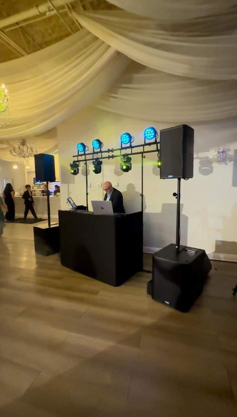 Dj Speakers Dj Setup, Diy Dj Booth, Booth Diy, Dj Stand, Dj Lights, Dj Speakers, Home Studio Setup, Dj Setup, Dj Set