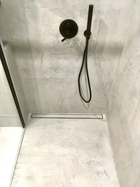 Microcement in the shower and on the walk-in shower base Walk In Shower Base, Microcement Walls, Cement Bathroom, Concrete Shower, Glamour Home, Bath Redo, Shower Bases, Small Toilet, Shower Base