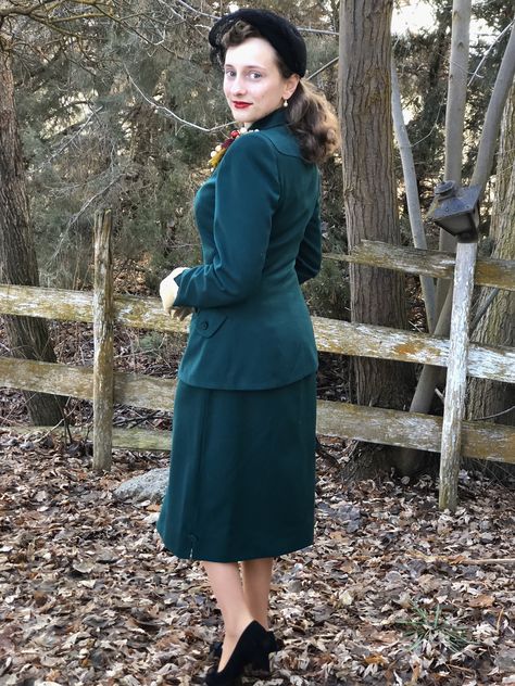 1940s Women’s Suit 1940s Suit, 1940s Women, 1940s Woman, Woman In Suit, Vintage Suit, Green Suit, Vintage Suits, Iconic Fashion, 1940s Dresses