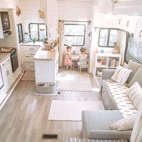 Twinning in Their 5th Wheel: Family of Four's Renovated RV Life! Renovated 5th Wheel, Caravan Renovation Before And After, Zelt Camping, Rv Interior Remodel, Architecture Renovation, Tiny House Camper, Camper Trailer Remodel, Caravan Renovation, Diy Camper Remodel