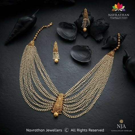 Navrathan Jewellers, Emerald Necklaces, Gold Jewelry Outfits, Antique Necklaces Design, Pearl Jewelry Design, Jewelry Set Design, Gold Necklace Indian Bridal Jewelry, Pearl Necklace Designs, Antique Bridal Jewelry