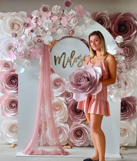 Made your own paper flowers for your event with my templates. So beautiful paper flowers art . Birthday Backdrop Ideas, Paper Flower Templates Pdf, Wall Decor Birthday, Chocolate Bar Wrapping, Gift Favors, Lilly Flower, Paper Flower Wall Decor, Flowers Instagram, Backdrop Ideas