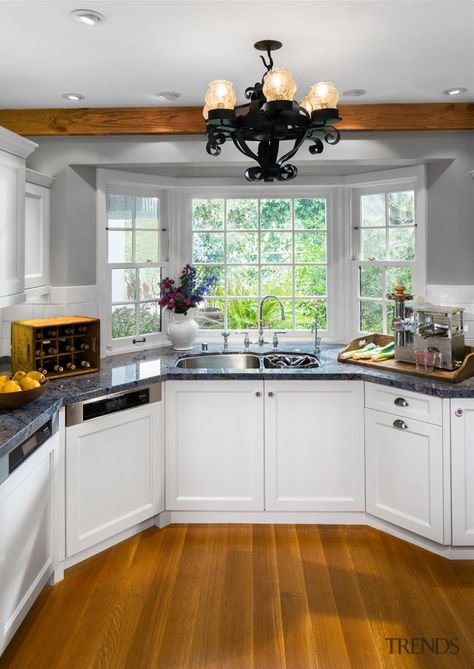 A bay window at one end of this new... - Gallery - 4 | Trends Bay Window In Kitchen Ideas, Kitchen With Bay Window Layout, Kitchen Bay Window, Kitchen Window Design, Kabinet Dapur, French Country Kitchens, French Country Kitchen, Uk Kitchen, Kitchen Units