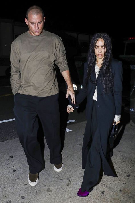 Zoe Kravitz And Channing Tatum, Channing Tatum Outfits, Channing Tatum Style, Zoe Kravitz Street Style, Zoe Kravitz Style, Purple Slippers, Slippers Outfit, Zoë Kravitz, Natural Essence