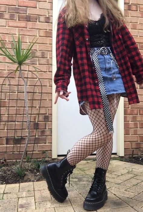 Red Flannel Outfit Girl, Goth Flannel Outfit, Alt Flannel Outfits, Red Flannel Outfit Aesthetic, Pink Grunge Aesthetic Outfits, Red Flannel Outfits, Rock Summer Outfits, Red Grunge Outfit, Flannel Outfit Ideas