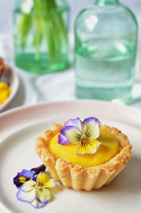 Mango Tartlets, Mango Tart, Almond Crust, Edible Flowers Recipes, Tartlets Recipe, Mango Cheesecake, Tart Filling, Dessert Recipies, Almond Crusted