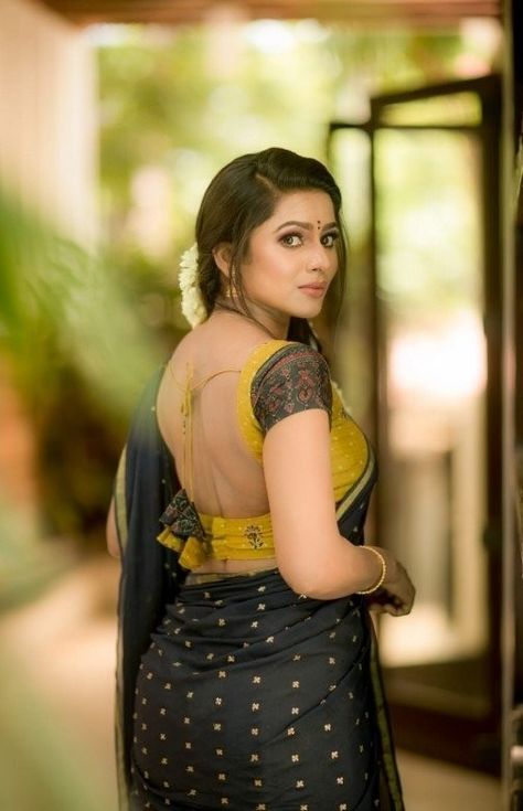 Delna Davis, Backless Blouse Designs, Hot Dresses Tight, Traditional Outfit, Stylish Women Fashion, Beautiful Photoshoot, Beautiful Dresses Short, Saree Models, Beautiful Women Over 40