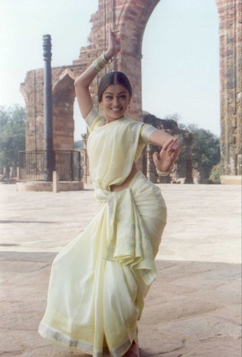 90s Bollywood Fashion, Bharatanatyam Poses, Vintage Bollywood Aesthetic, Pakistani People, Dance Photography Poses, Retro Bollywood, 90s Bollywood, Bollywood Outfits, Indian Fashion Saree