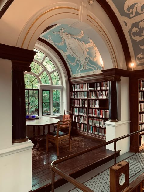 University Of Cambridge Library, Dark Academia School Interior, College Aesthetic Library, New York Academia Aesthetic, Magical Boarding School Aesthetic, Cambridge Library Aesthetic, Fancy School Interior, Dark Academia Professor Aesthetic, Literature University Aesthetic