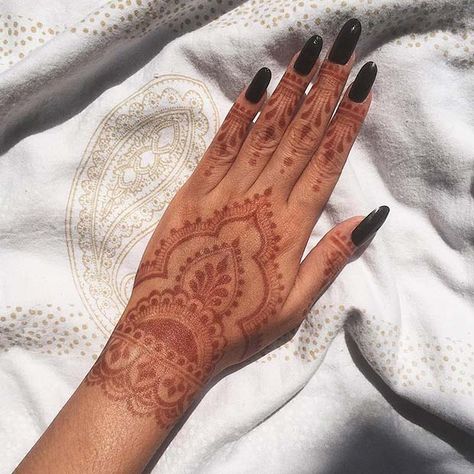 Draw Henna, Henna Styles, White Henna Designs, Henne Tattoo, Simple Henna Designs, Henna Style Tattoos, Henna Tutorial, Henna Inspo, Red Henna