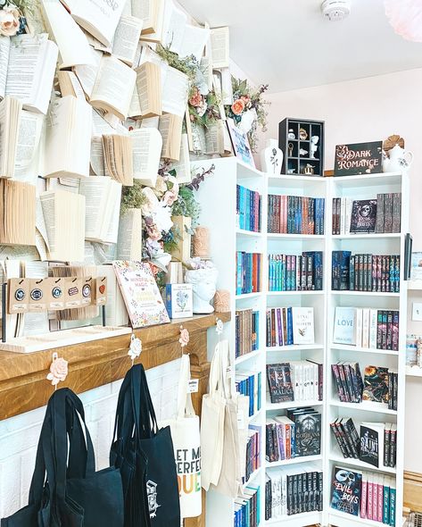 ☾⋆｡𖦹 𝙡𝙤𝙘𝙖𝙡 𝙗𝙤𝙤𝙠𝙨 𝙖𝙣𝙙 𝙗𝙧𝙚𝙬𝙨 ☾⋆ °✩ nothing beats the charm and coziness of a local bookstore. from the variety of indie options to the cute bookish merch, i could spend hours going through the shelves, especially at this bookstore! this place even has themed rooms for multiple genres — step into a romantic, bridgerton themed romance parlor, a cozy fantasy forest, or even the mystical land of narnia. of course i was able to pick a few new reads that have been on my tbr list and i was so happy... Mobile Bookstore Ideas, Romance Book Store, Whimsical Bookstore, Cozy Bookstore Aesthetic, Bookstore Decor, Romance Bookstore, Dream Bookstore, Mobile Bookstore, Coffee Bookstore