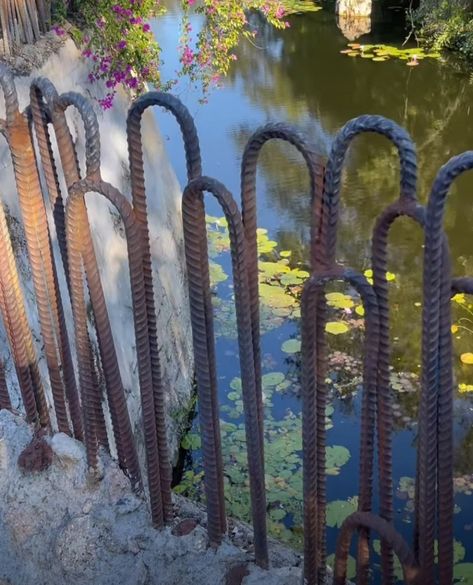 Outdoor Railing Art, Rebar Garden Fence, Rebar Fence Privacy Screens, Railing Made With Rebar, Rebar Fence, Rebar Trellis, Rebar Railing, Wood And Welded Wire Fence, Hard Landscaping Ideas