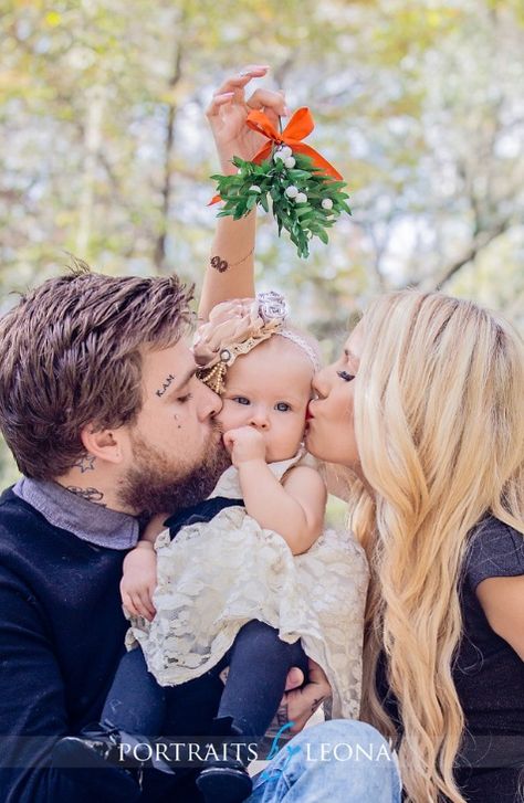 Christmas picture ideas #kaliann Family Mistletoe Picture, Mistletoe Photography, Mistletoe Photoshoot, Diy Family Christmas Photos, Family Christmas Pictures Ideas, Christmas Pictures Ideas, Christmas Pictures Friends, Mistle Toe, Family Christmas Pictures Outfits