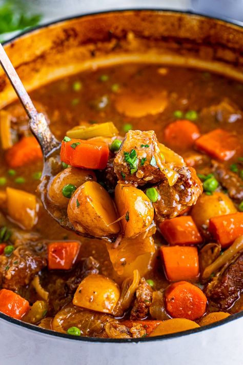 Easy Beef Stew Recipe with Red Wine in Oven Red Wine Beef Stew Dutch Oven, Beef Stew Red Wine Dutch Ovens, Beef Stew In The Oven How To Make, Beef Stew With Red Wine Dutch Oven, Stew Meat Recipes Dutch Oven, Oven Stew Beef Recipes, Beef Stew Oven Recipes, Beef Stew No Wine, Beef Stew Dutch Oven Recipes