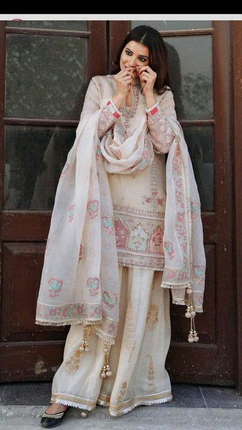 Woman Suit Fashion Classy Style, Woman Suit Fashion Classy, Simple Kurti, Pakistani Fashion Casual, Pakistani Fancy Dresses, Pakistani Bridal Dresses, Woman Suit Fashion, Trendy Fashion Tops, Designer Party Wear Dresses