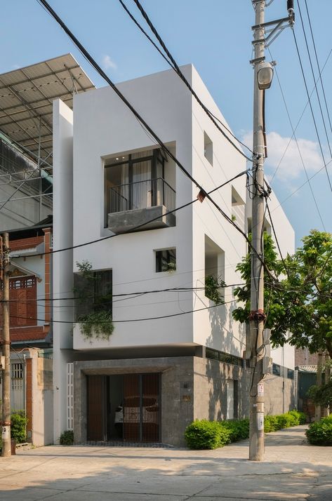 Gallery of Dong Thu House / HIEN Architects - 16 Small House Facade, Japanese Tiny House Design, Japanese Townhouse, Tropical Architecture Design, Facade Renovation, Small House Renovation, Terrace House Design, Japanese Small House, Row House Design