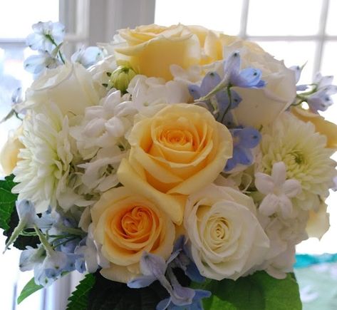 Blue And Yellow Flower Centerpieces, Yellow Flower Centerpieces, Yellow Wedding Centerpieces, Hydrangea Yellow, Yellow Rose Bouquet, Blue Flower Arrangements, Simple Centerpiece, Simple Wedding Bouquets, Blue Wedding Bouquet