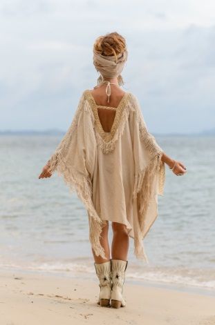 100 Best Coachella Outfits to spark your imagination - miss mv Coachella Theme Party Outfits, Best Coachella Outfits, Bohemian Style Skirts, Womens Poncho, Fringe Kimono, Music Festival Outfits, Mode Boho, Coachella Outfit, Womens Jackets