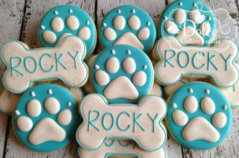 Dolce: Dog paws. Dog bones. Dog birthday. Awesome! Dog Cutout Cookies, Dog Paw Cookies Decorated, Dog Bone Decorated Cookies, Dog Paw Cookies, Dog Birthday Cookies, Dog Cookies Decorated, Paw Print Cookies, Bone Cookies, Dog Bone Cake