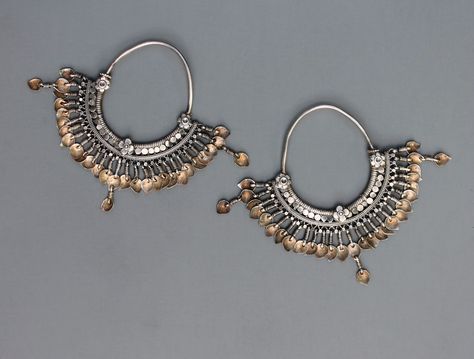 A pair of huge bali earrings from Kashmir or Himachal Pradesh. In high grade… Damas Jewellery, Pakistani Bridal Jewelry, Bali Earrings, Real Gold Jewelry, Jewelry Brands, Pakistani Jewelry, Turkish Jewelry, Best Jewelry, India Jewelry